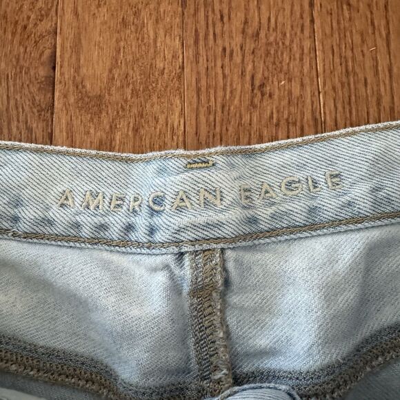 American Eagle Mom Shorts Women’s Size 4 Relaxed Fit Light Wash Destroyed Denim - Picture 3 of 8